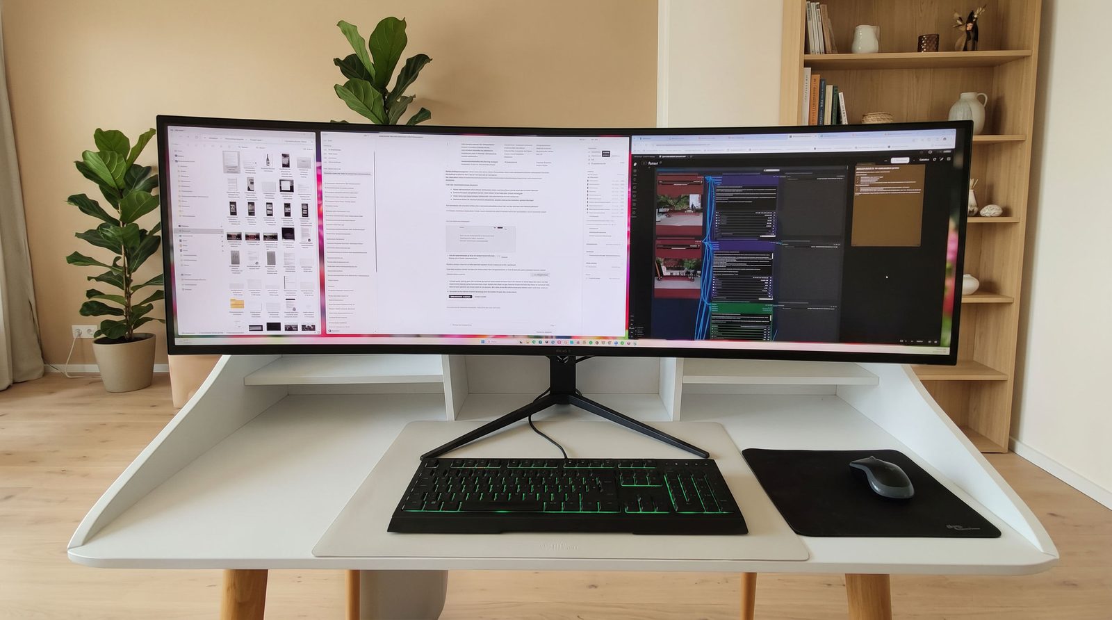 Arbeitsplatz mit breitem Bildschirm im hellen Studio — KI & Automatisierung